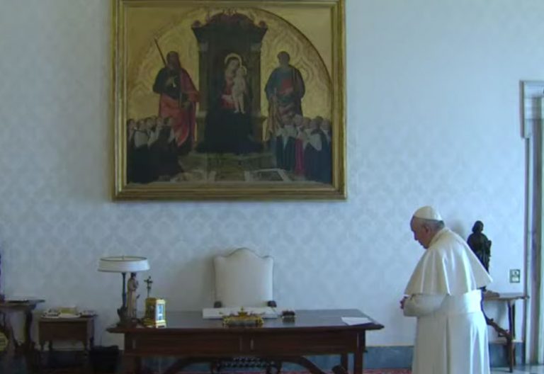 El papa Francisco reza el Padre Nuestro y pide a Dios “misericordia por la humanidad puesta a