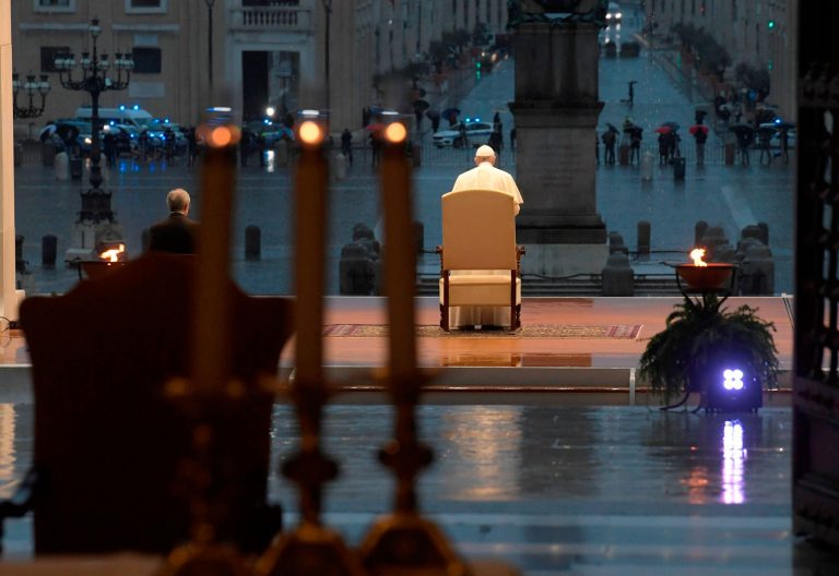 El papa Francisco se dirige en solitario frente al atrio de la basílica de San Pedro.