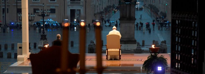 El papa Francisco se dirige en solitario frente al atrio de la basílica de San Pedro.