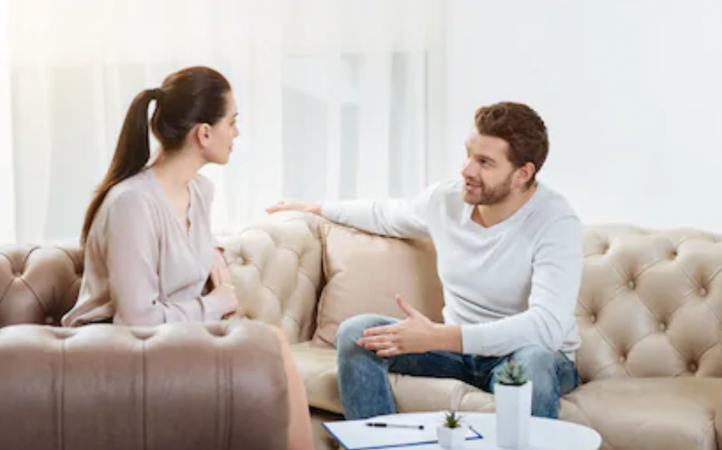 Pareja Hablando Shutterstock