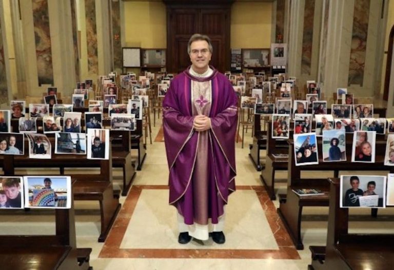 Creatividad pastoral en tiempos de coronavirus: un párroco italiano celebra misa con fotos de sus