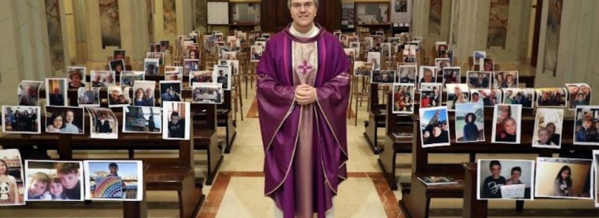 Creatividad pastoral en tiempos de coronavirus: un párroco italiano celebra misa con fotos de sus