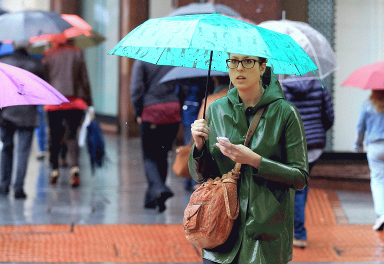 chica caminando con paraguas