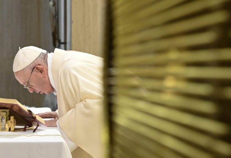 El papa Francisco denuncia que hay “familias que ya tienen hambre por la pandemia social” del