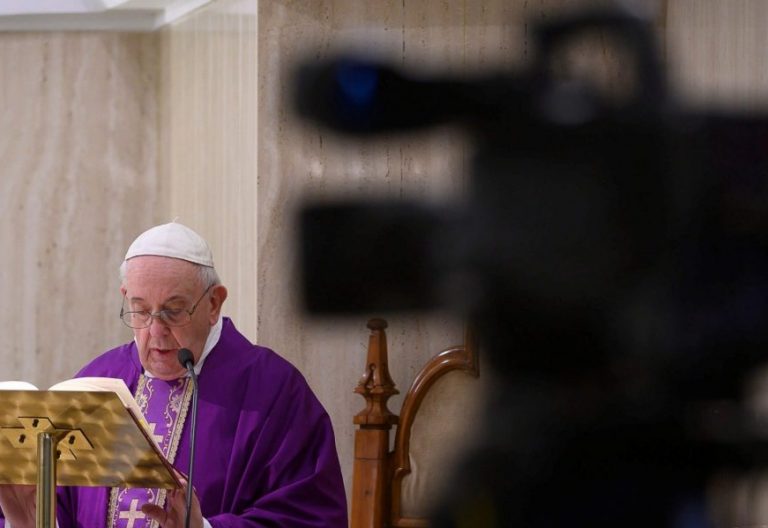 El Papa denuncia a quienes “buscan aprovecharse para su ganancia” de la pandemia del coronavirus