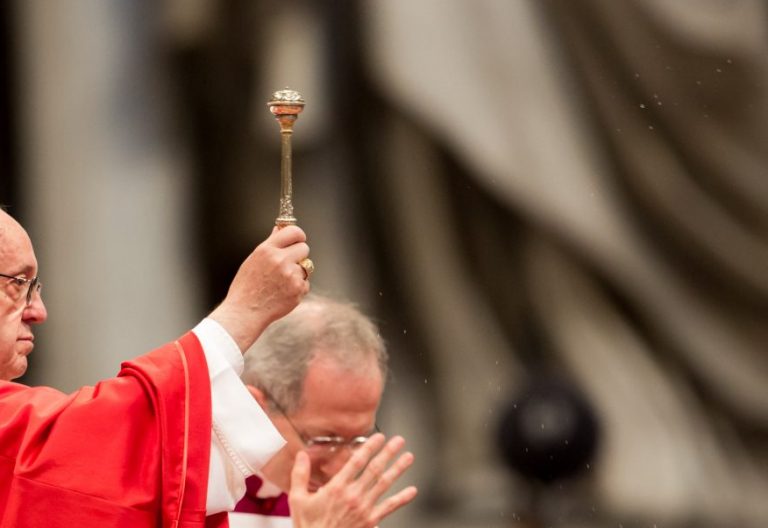 Francisco relega el título de ‘vicario de Cristo’ y el cardenal Müller le acusa de cometer