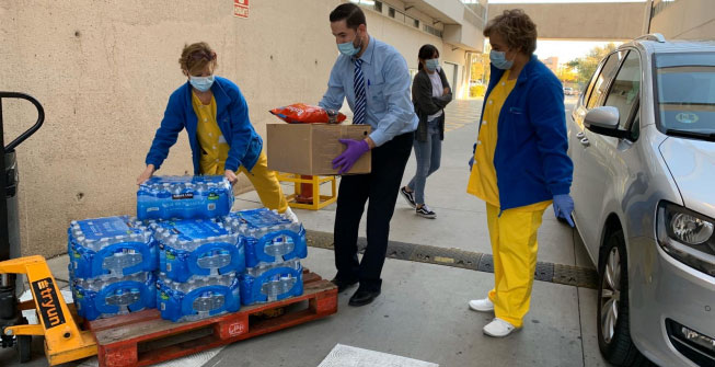 Un trabajador de la EMT carga botellas de agua para el personal sanitario