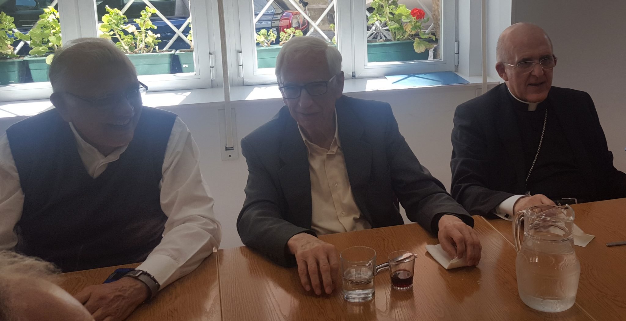 Juan de Dios Martín Velasco entre los cardenales Porras y Osoro