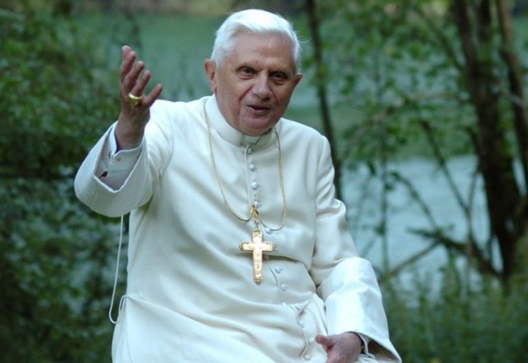 Benedicto XVI, aislado por el coronavirus pero con buen humor