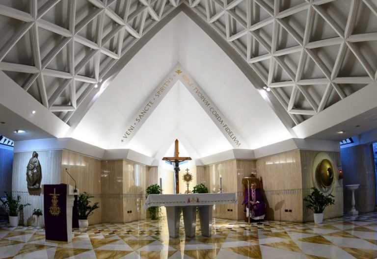 El Papa, en el Viernes de Dolores: “La Virgen no quiso ser primera ministra, corredentora ni