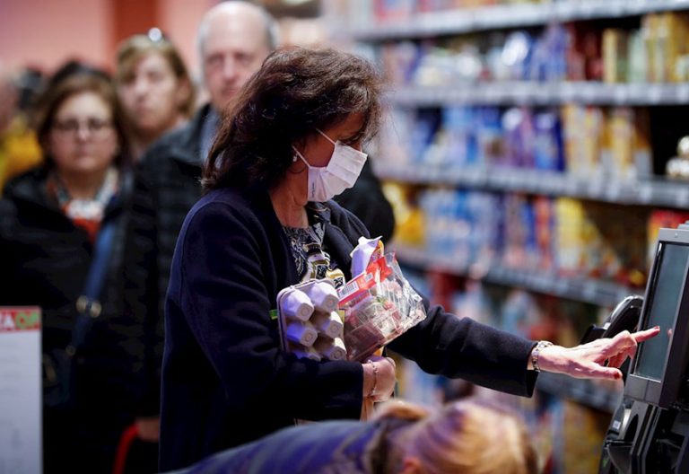 cornavirus-comercio-compra-supermercado-mujer-gente