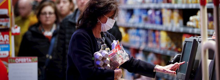 cornavirus-comercio-compra-supermercado-mujer-gente