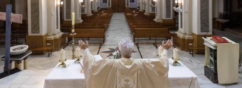 coronavirus-Ramon-Garcia-parroco-de-la-iglesia-de-San-Pedro-de-Espinardo-reza-por-los-creyentes-en-u