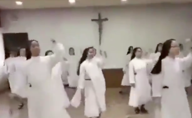 Las dominicas de Valladolid le ponen coreografía al ‘Resistiré’ para animar a la gente ante
