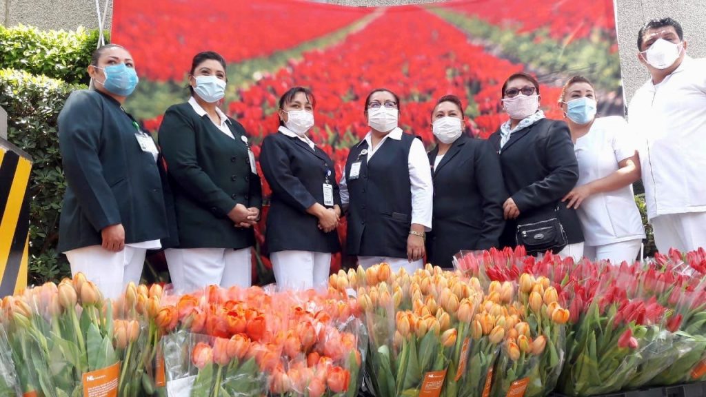 Entregan Tulipanes A Enfermeras