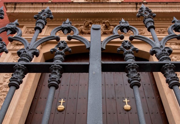 puertas de iglesia cerradas por coronavirus