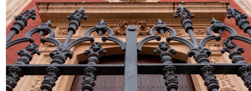 puertas de iglesia cerradas por coronavirus