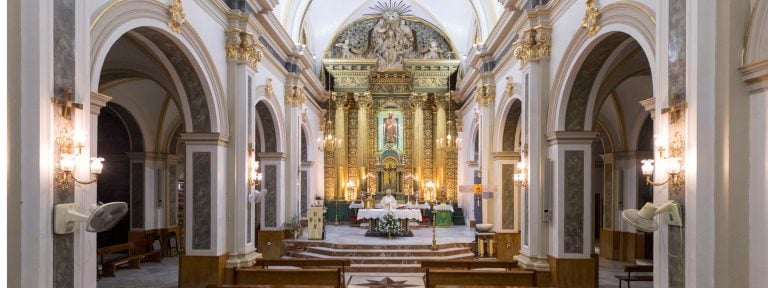 misa con sacerdote en iglesia vacía por coronavirus
