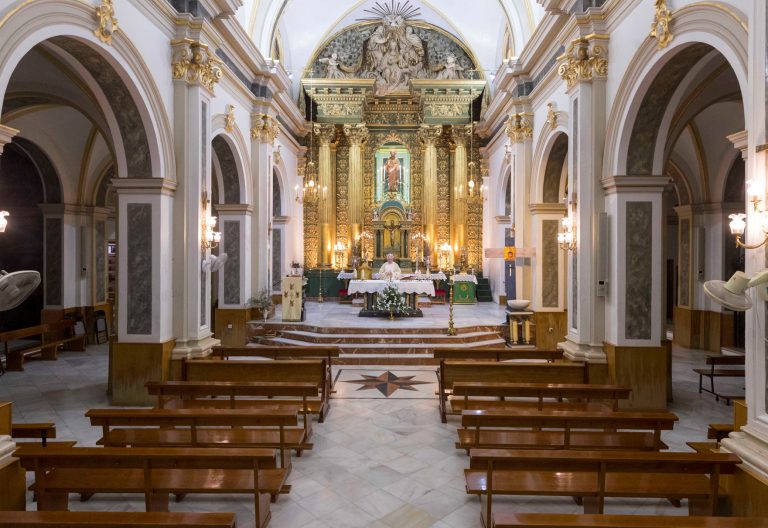 misa con sacerdote en iglesia vacía por coronavirus