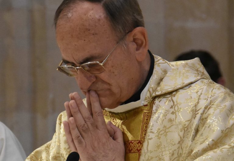 El obispo de Salamanca sale del hospital y se recuperará del coronavirus en casa