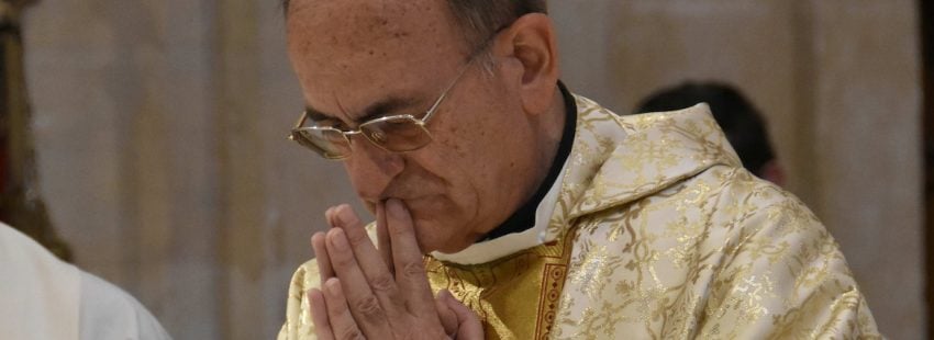 El obispo de Salamanca sale del hospital y se recuperará del coronavirus en casa