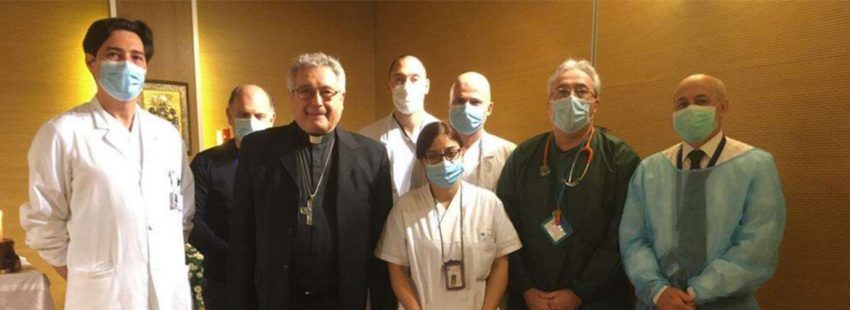 Un grupo de médicos italianos reciben el permiso del obispo de Prato para dar la comunión a los