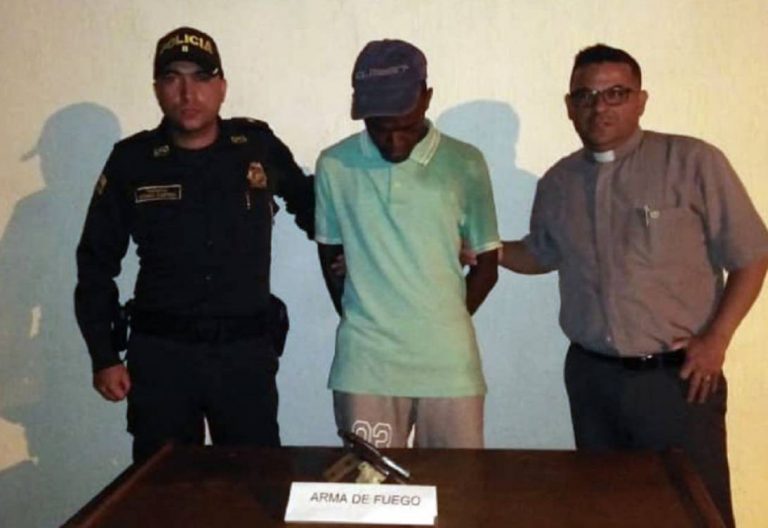 El sacerdote colombiano que atrapa ladrones durante el coronavirus