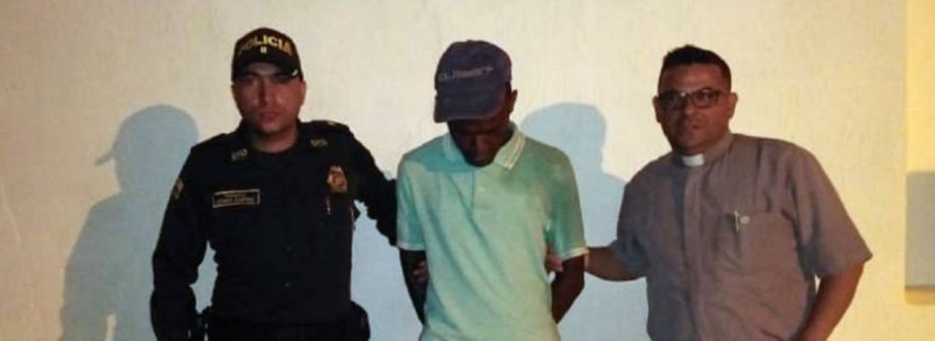 El sacerdote colombiano que atrapa ladrones durante el coronavirus