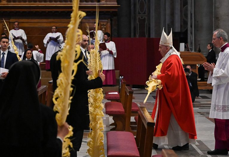 Francisco en el Domingo de Ramos: “En el drama del coronavirus, Jesús nos dice a cada uno:
