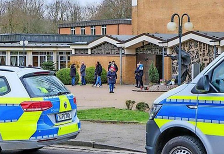 Multado un sacerdote en Alemania por celebrar un rosario con 40 fieles en su parroquia pese a la