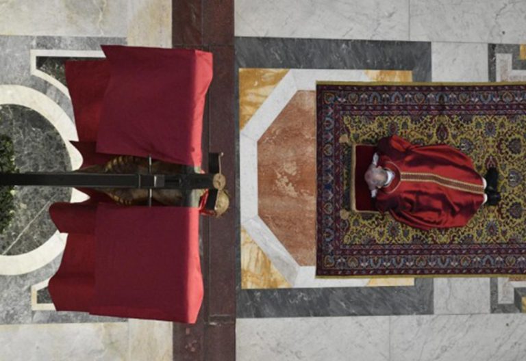 “¡Dios es aliado nuestro, no del coronavirus!” resuena en una basílica de San Pedro vacía en