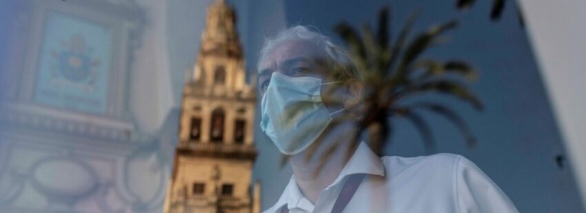 Un trabajador, ante la catedral mezquita de Córdoba