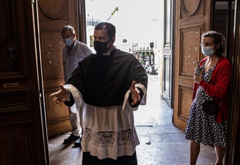 Misas por decreto en Francia: 4 metros cuadrados por fiel