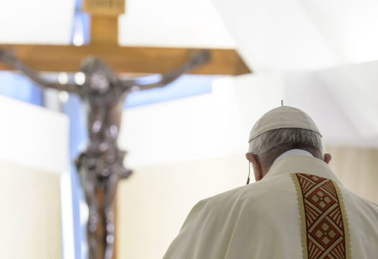 El Papa implora a los políticos que estén “muy unidos” para vencer al coronavirus