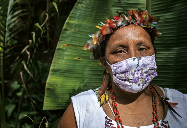 Una indígena brasileña de la etnia ‘sateré mawé’ posa con la mascarilla