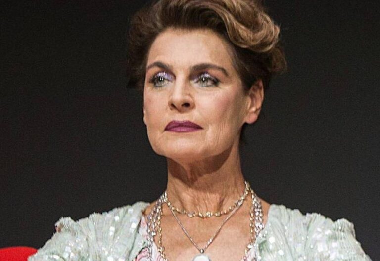 La confesión de Antonia Dell’Atte a Vanity Fair: “Ayer estuve sola en la parroquia rezándole