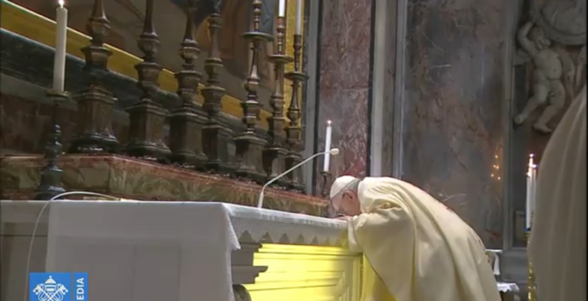 Francisco besa el altar donde descansan los restos de Juan Pablo II