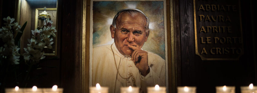 Imagen de Juan Pablo II junto a un lampadario