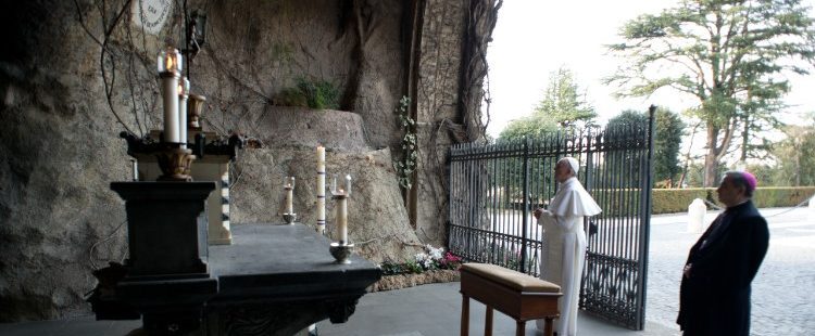 Francisco, en el Rosario, pone a los pies de María “a los sanitarios que combaten en primera