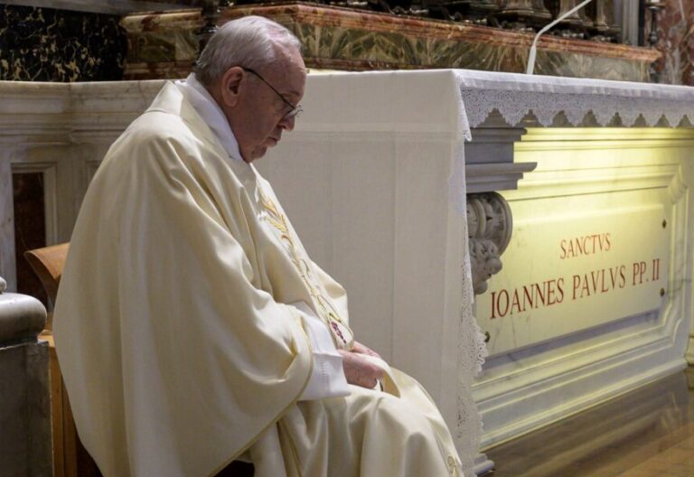 Los 3 piropos de Francisco a Juan Pablo II en su centenario: “El buen pastor de la oración, la