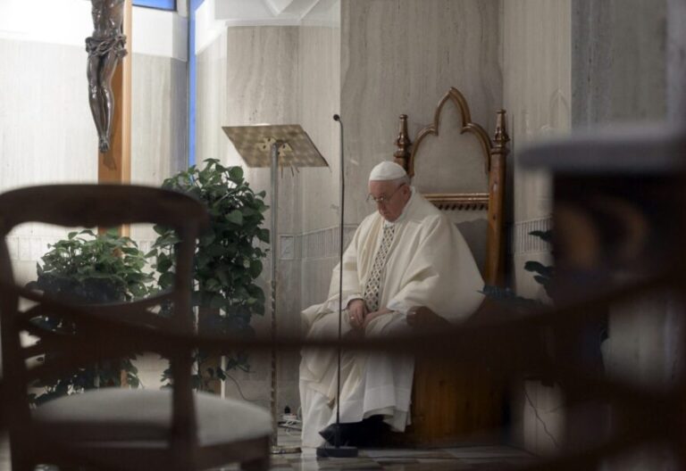 El papa Francisco se recluye en su casa debido a una bronquitis