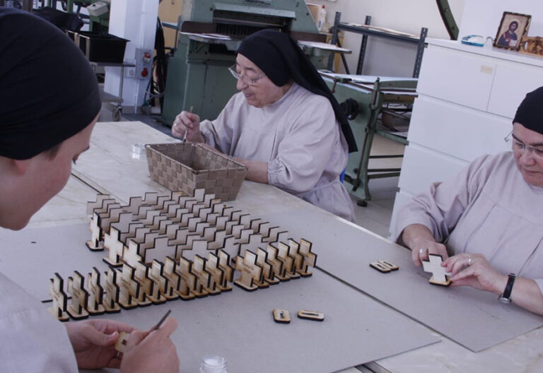 Las Hermanas Pobres de Algezares diseñan cruces para señalar la distancia social que impone el