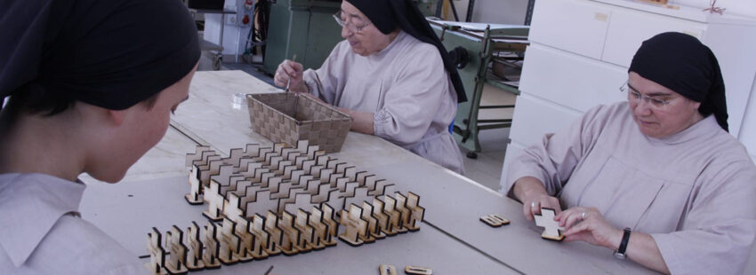 Las Hermanas Pobres de Algezares diseñan cruces para señalar la distancia social que impone el