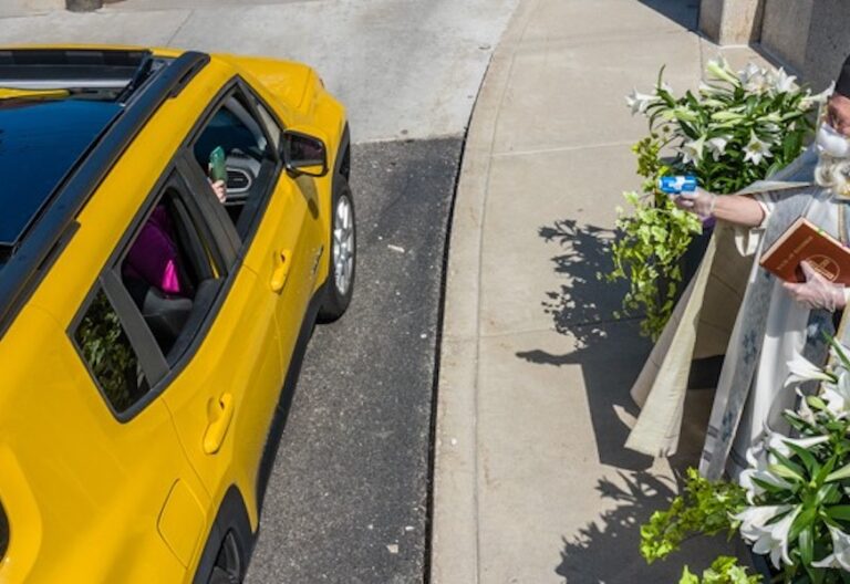 Bendecir a los fieles con una pistola de agua: la atrevida idea de un cura estadounidense ante las