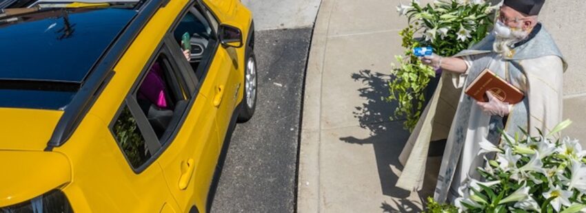 Bendecir a los fieles con una pistola de agua: la atrevida idea de un cura estadounidense ante las
