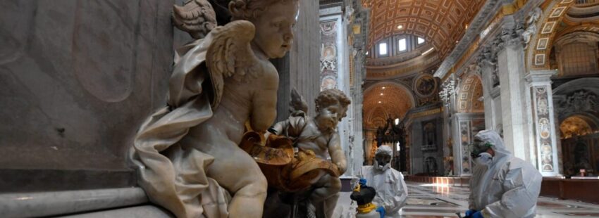 La basílica de San Pedro del Vaticano fue sometido ayer a un proceso inédito de desinfección/EFE