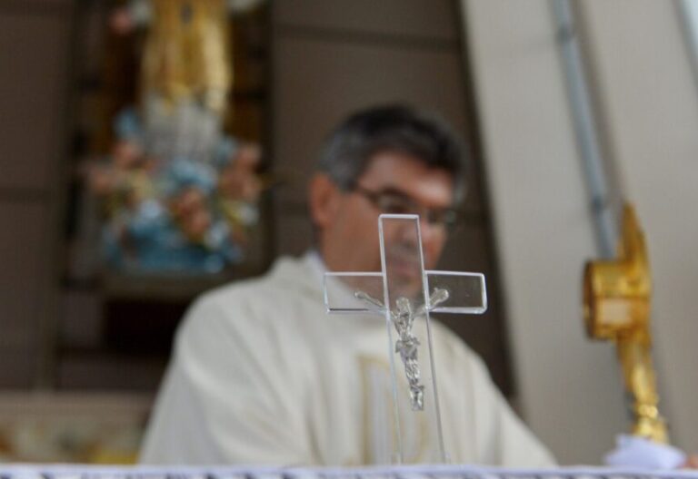Las misas de la transición en Getafe: si alguien comulga en la boca, el sacerdote purificará su