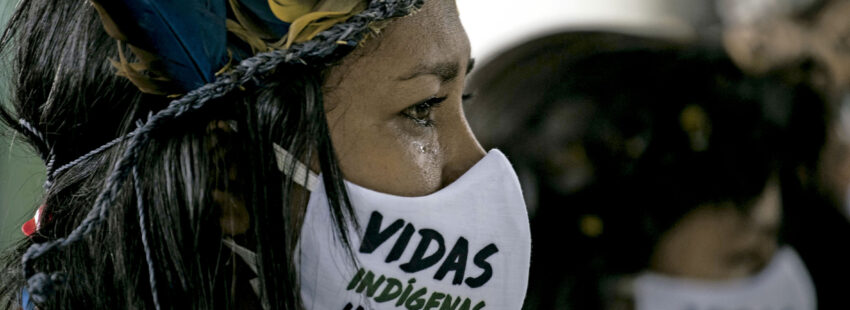 Una indígena brasileña llora en el funeral del cacique Messías Kokama, víctima de covid-19