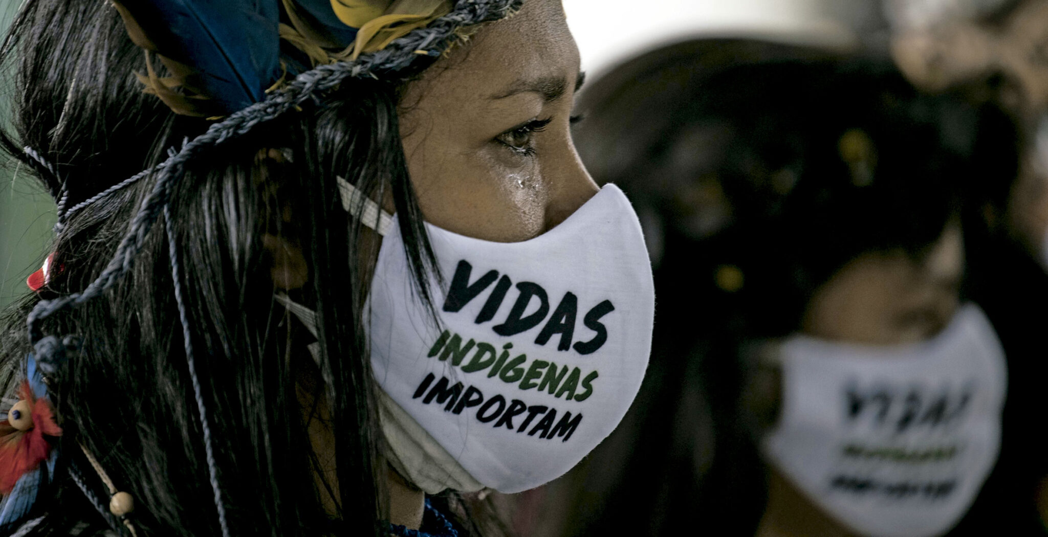Una indígena brasileña llora en el funeral del cacique Messías Kokama, víctima de covid-19