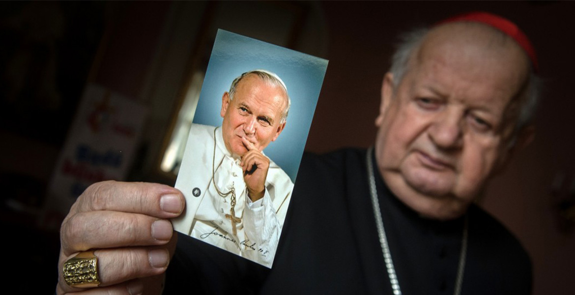 Tak, Jan Paweł II wyjeżdżał z Watykanu z polskimi patronami… i?